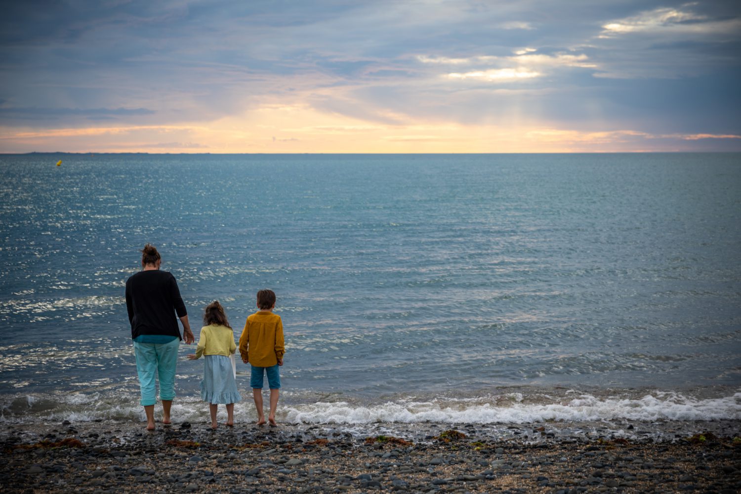 Famille face à la mer