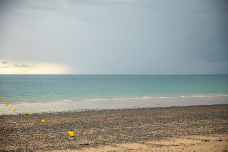 En famille à la mer Donville-les-Bains paysage marin