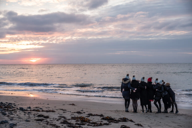 Ensemble face au coucher de soleil